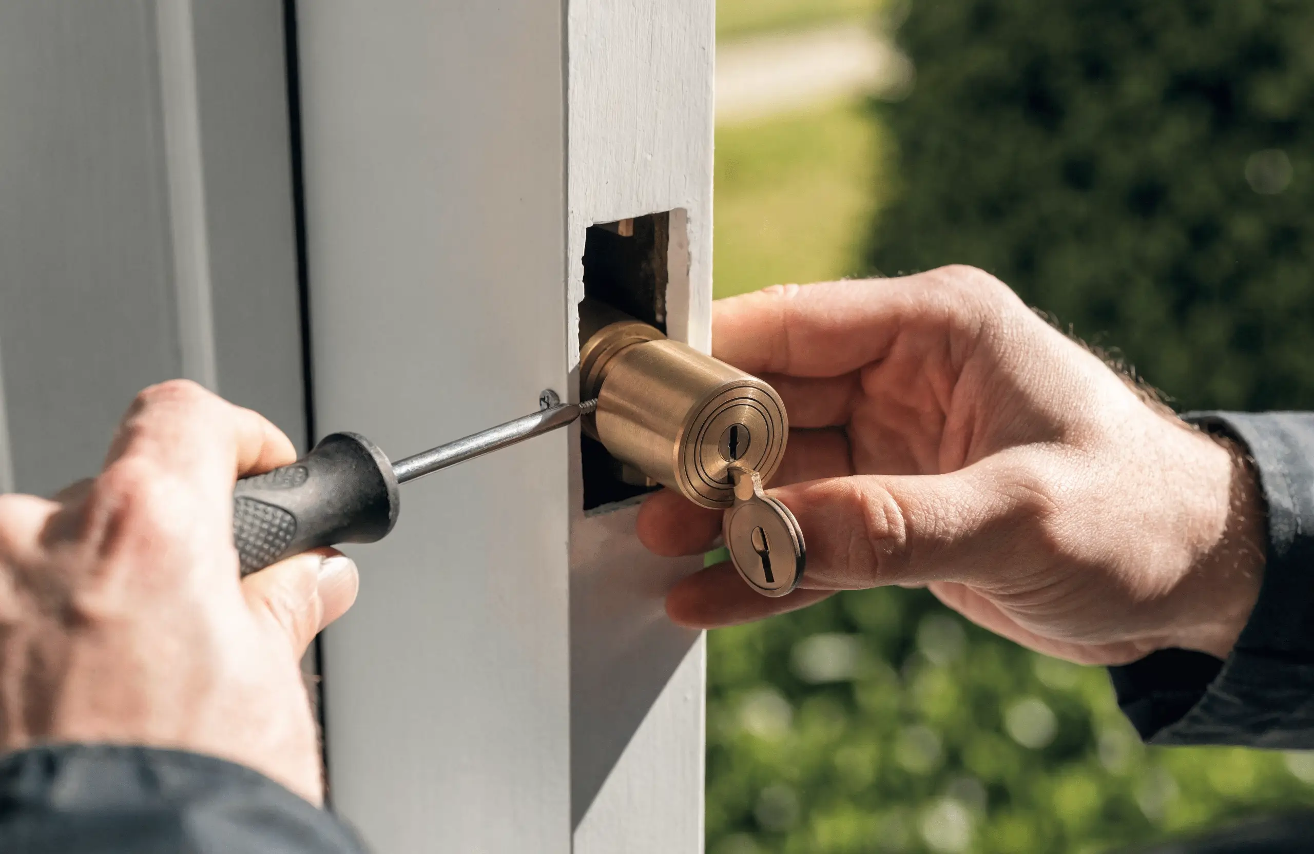 Neuer Profilzylinder wird in eine Haustür eingebaut – Schlosswechsel und Zylindertausch