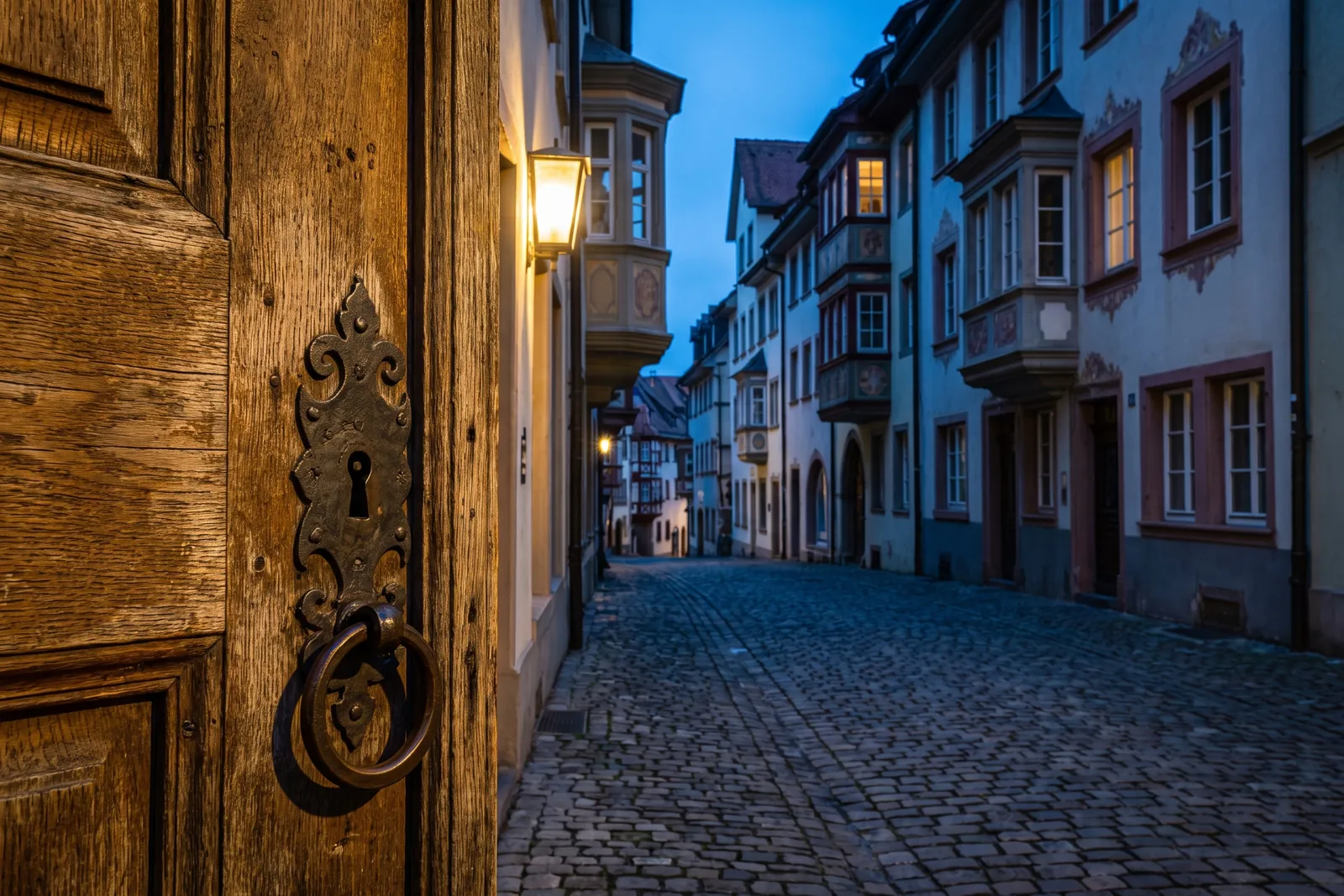 Symbolbild: Eichentür mit verziertem Eisenbeschlag und Ringklopfer an einer Altstadtgasse mit Erkerhäusern – Einsatzgebiet Schlüsseldienst Rottweil